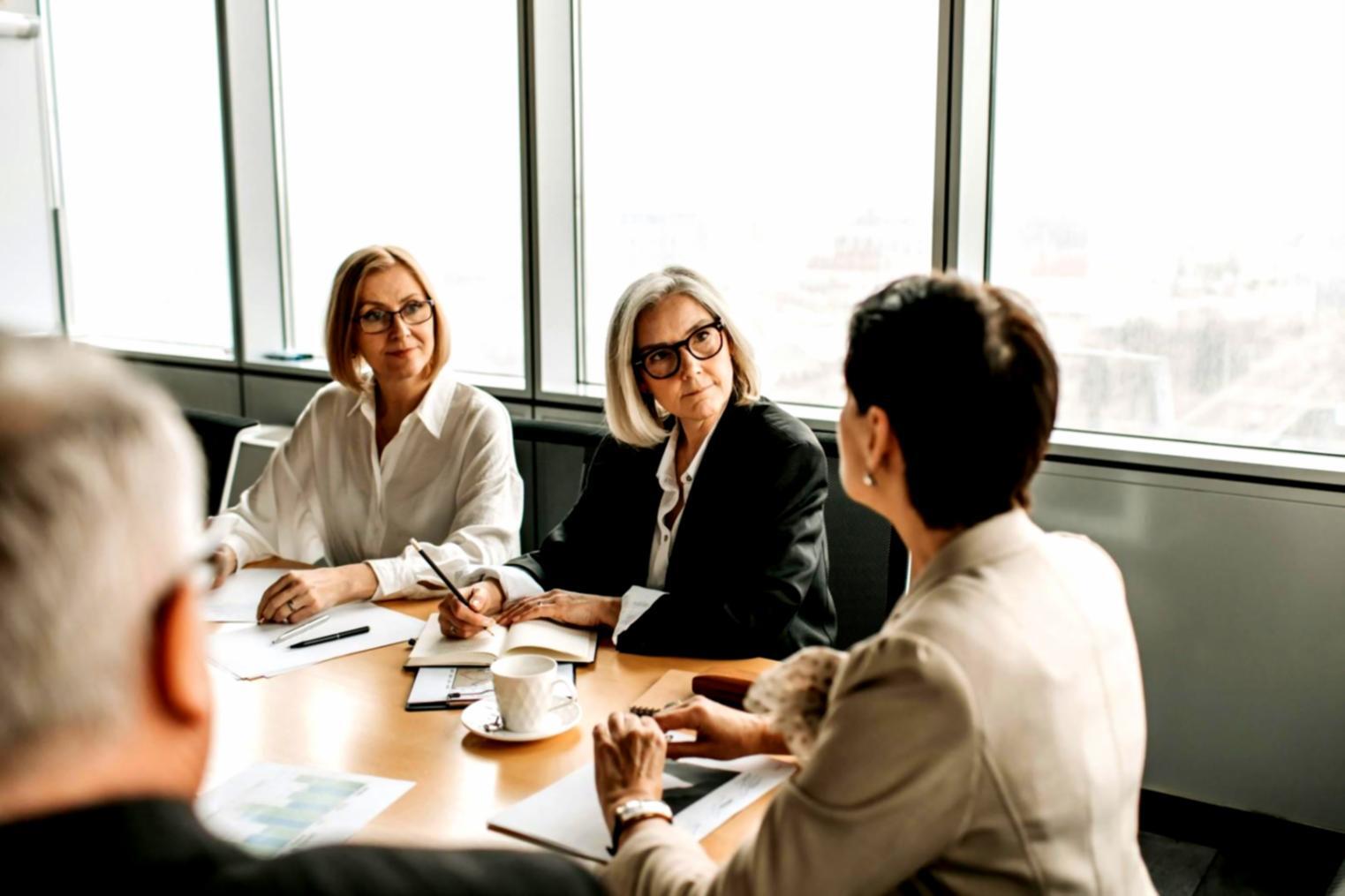 Professionista analizza strategie SEO su computer